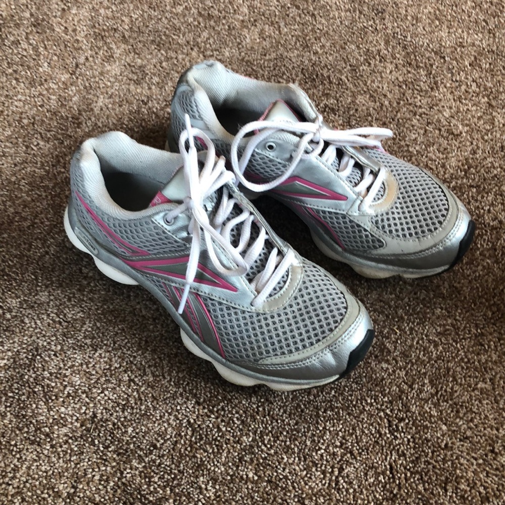 Women’s Reebok tennis shoes